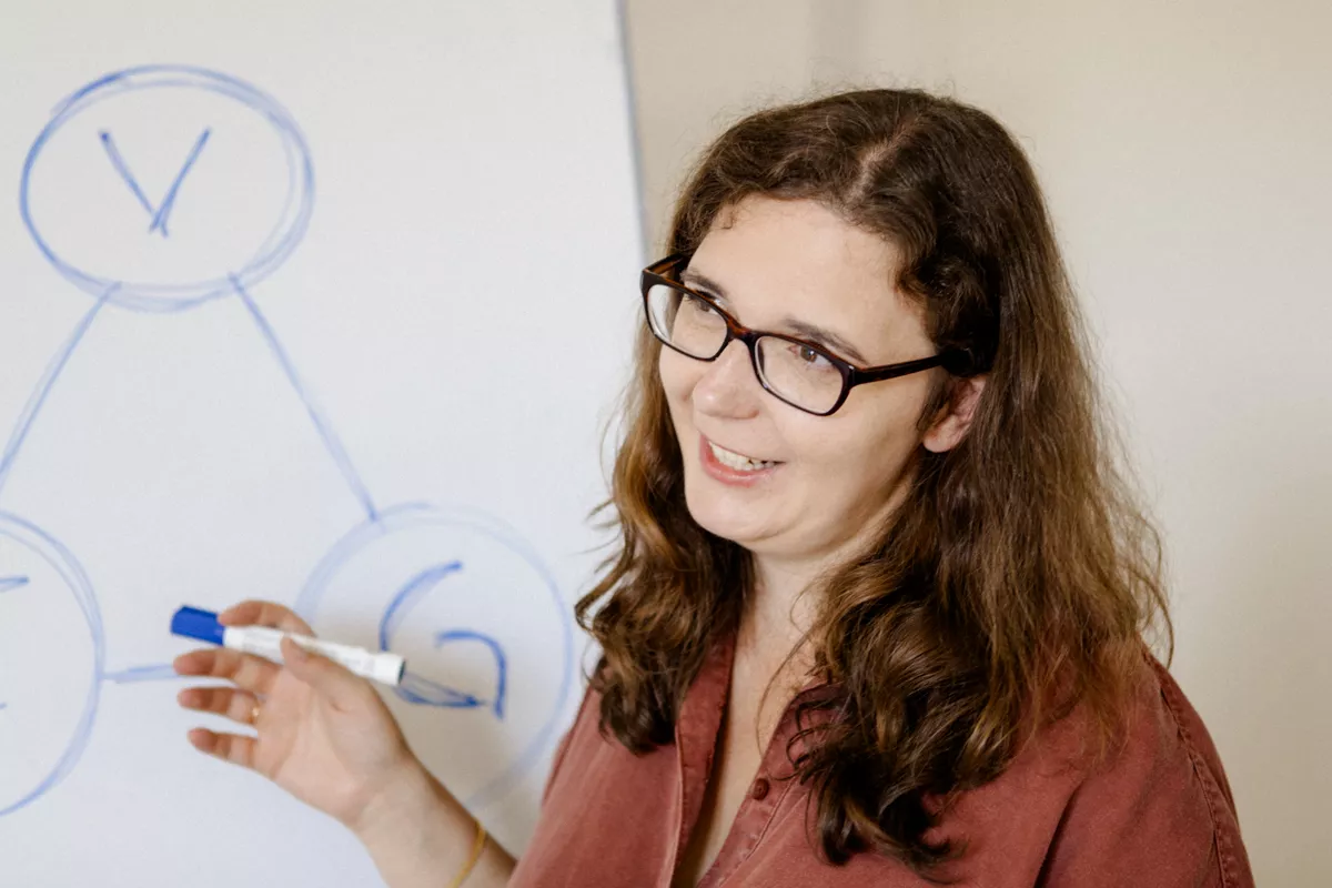 Taleke Janetz erklärt am Flipchart Zusammenhang von Gefühlen, Gedanken und Verhalten