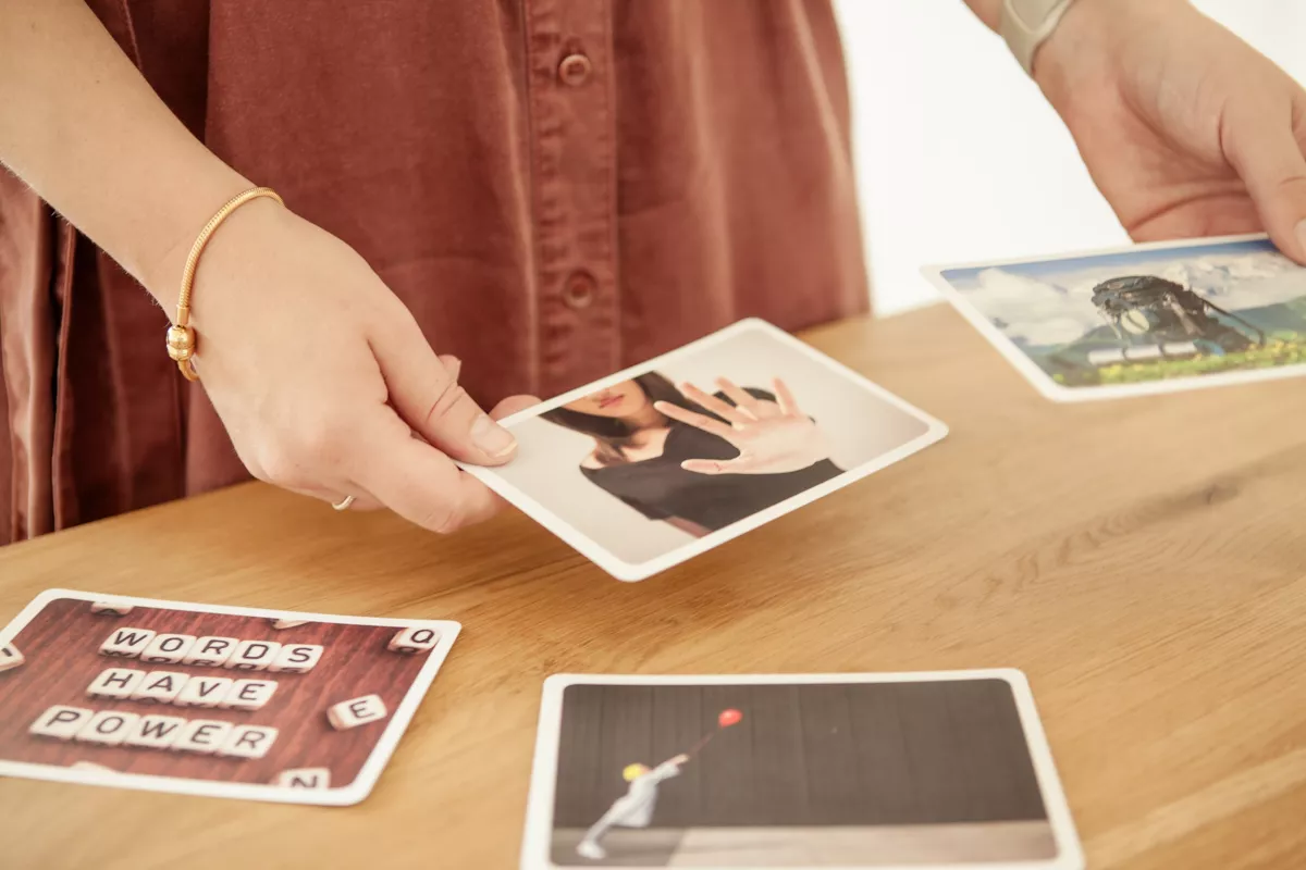 Taleke Janetz zeigt Therapiekarten
