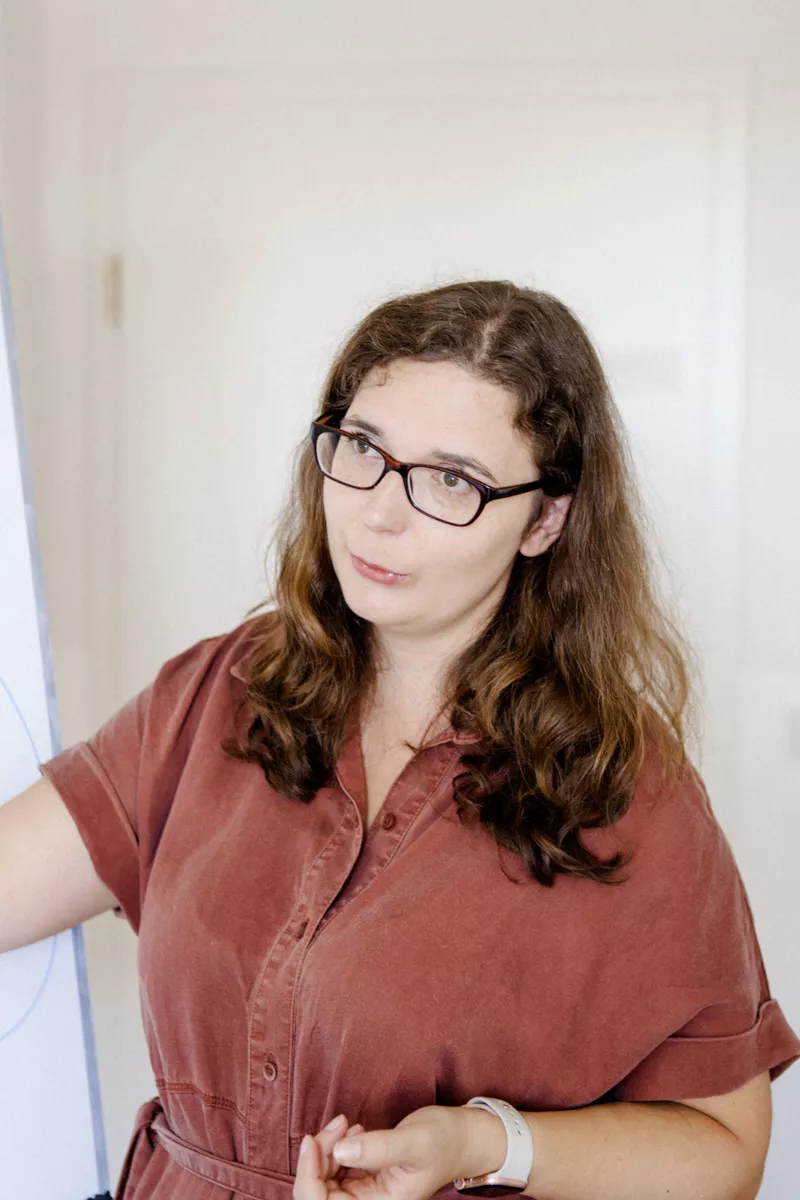 Psychotherapeutin erklärt die Gruppentherapie